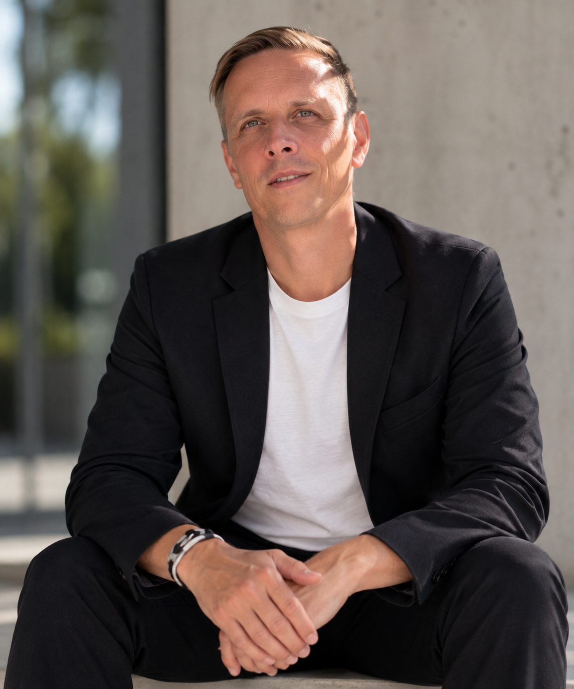 Lässiges Businessporträt im modernen Ambiente